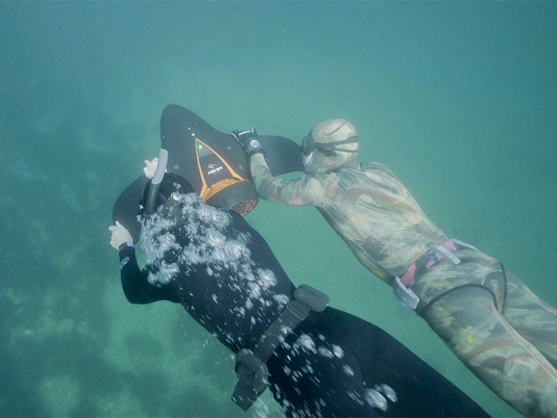 دراجة تمنحك تجربة التنزه بفخامة تحت الماء... AquaJet Dive
